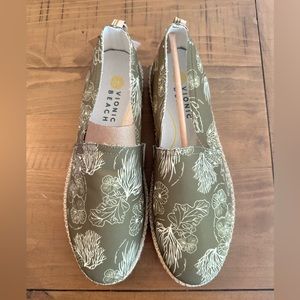 *NWT* Vionic Laguna Green Coral Printed slip on size 11W